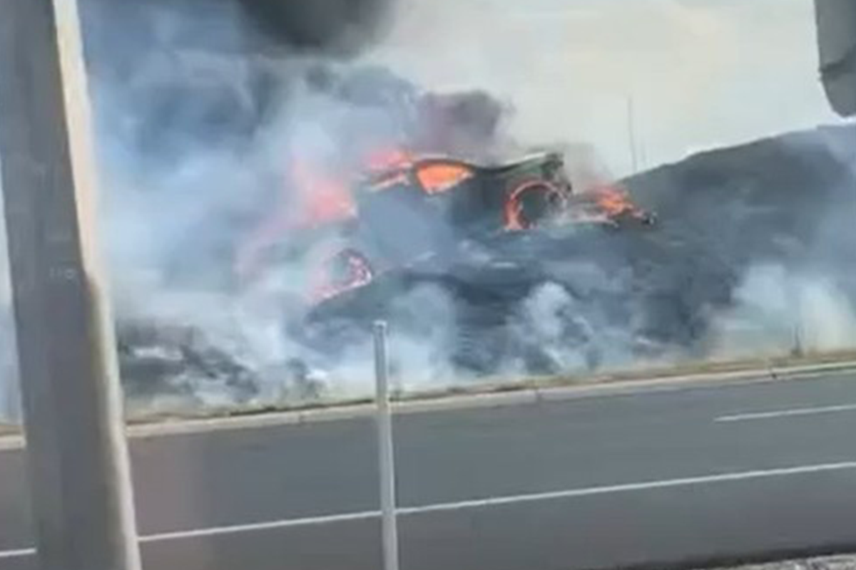 Article image for ‘It has kicked right off’: Big flames erupt on the side of the Monash Freeway