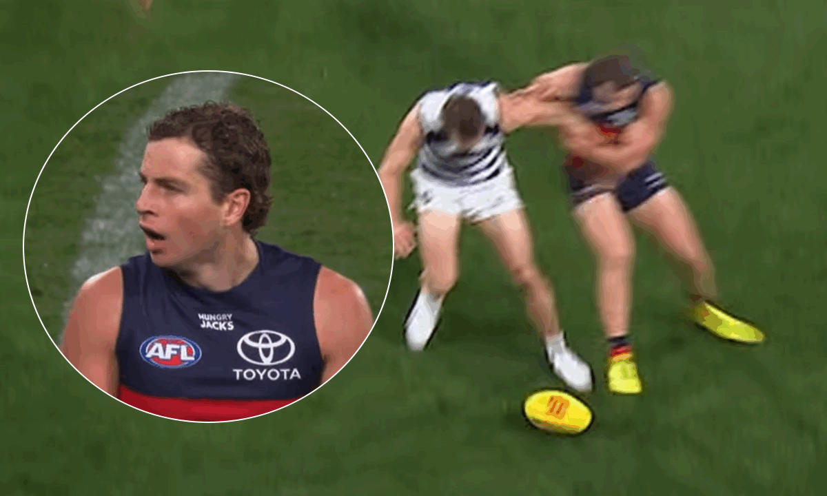 Article image for 3AW commentary team’s reaction to last touch free kick controversy