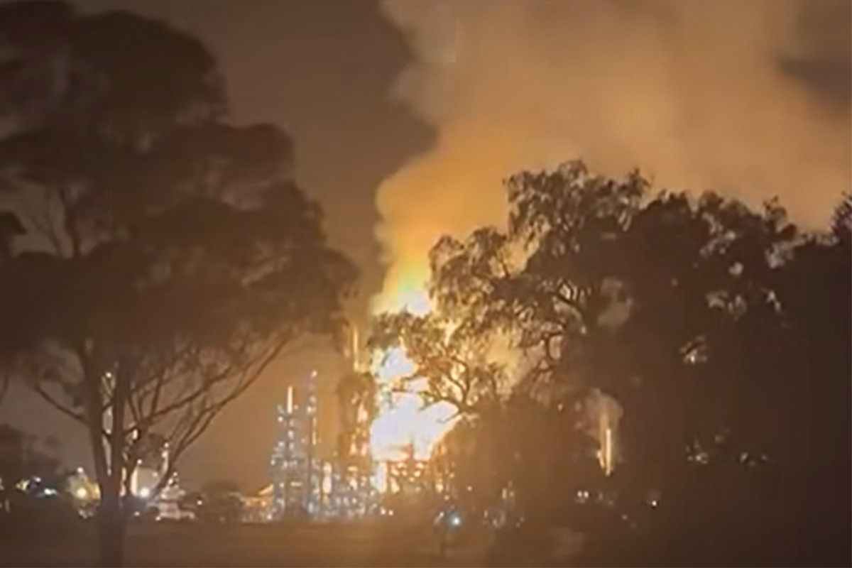 Article image for ‘Wall of fire’: Huge fire burning at oil refinery in Geelong