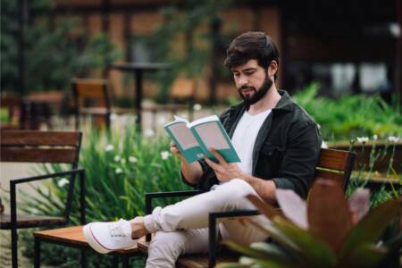 Australians reading books in public to score dates