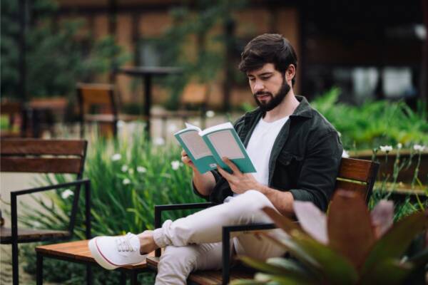 Australians reading books in public to score dates