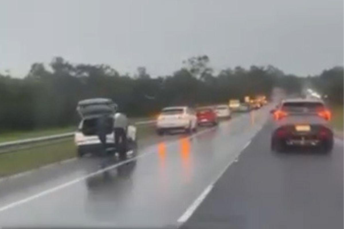 Article image for ‘The Bunyip crater’: Pothole causing major chaos on Princes Highway