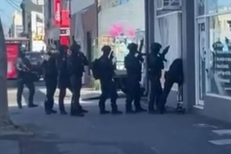 ‘Quite dramatic’: Police swarm shop in South Melbourne